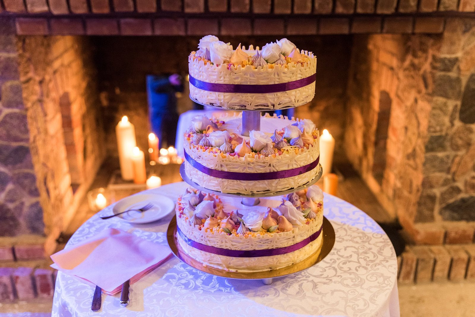Ēdienu fotogrāfs un kāzu kūka